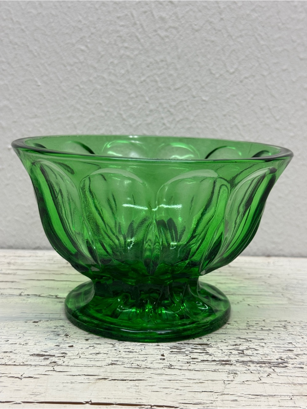VINTAGE ANCHOR HOCKING FAIRFIELD GREEN GLASS PEDESTAL BOWL 6” THUMPRINT DISH